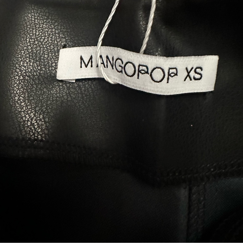 Chic Black Faux Leather Mini Skirt - Picture 4 of 4